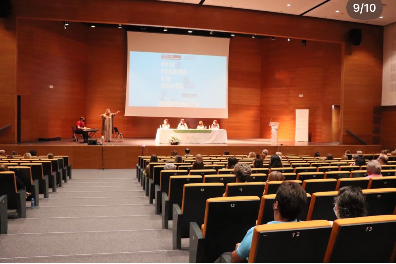 Mónica Lidón ponente en un auditorio