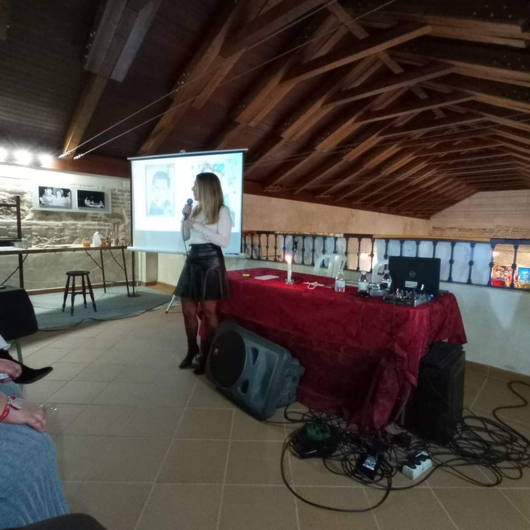 Mónica Lidón dando una ponencia sobre duelo