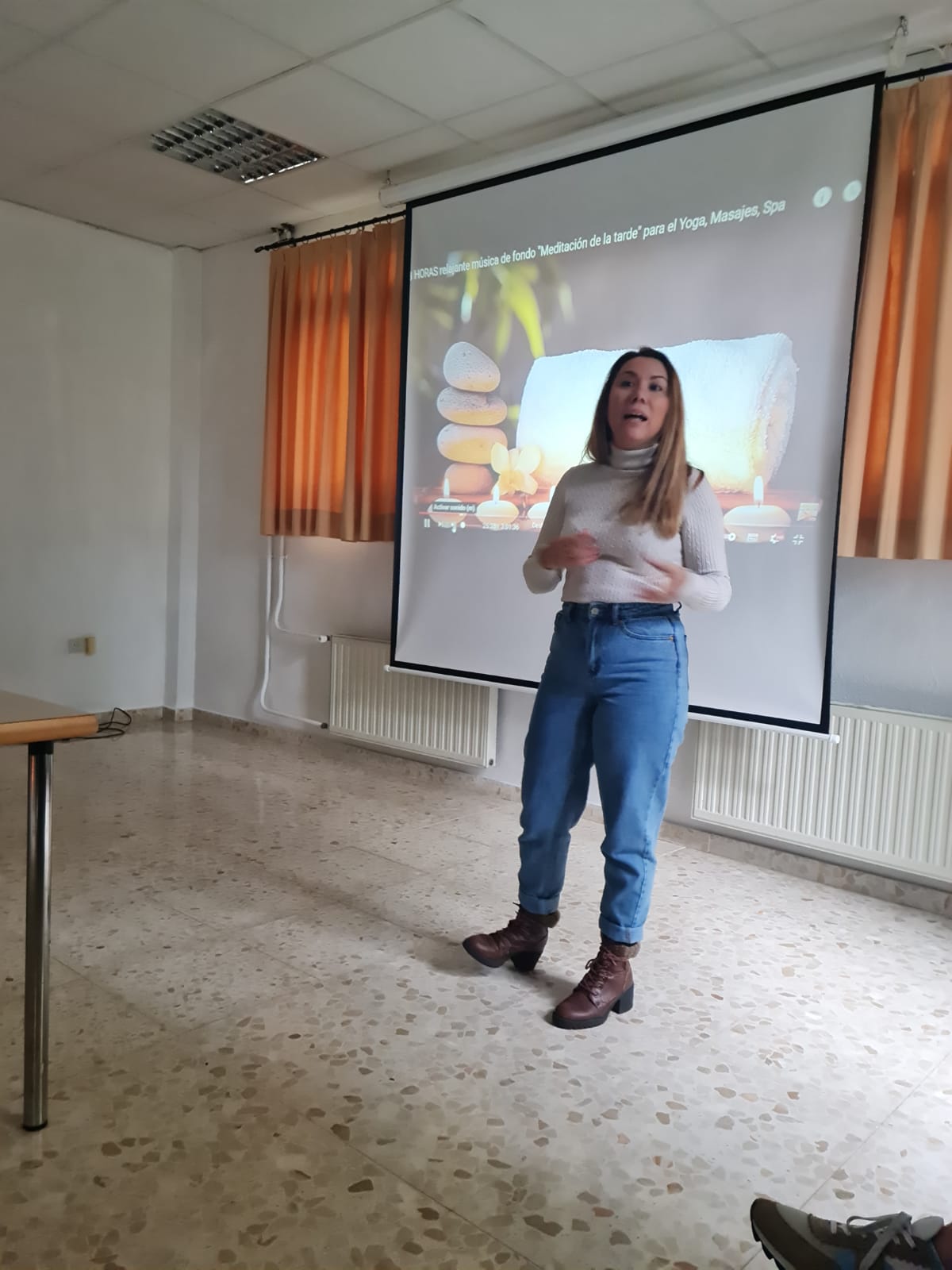 Mónica Lidón impartiendo una charla