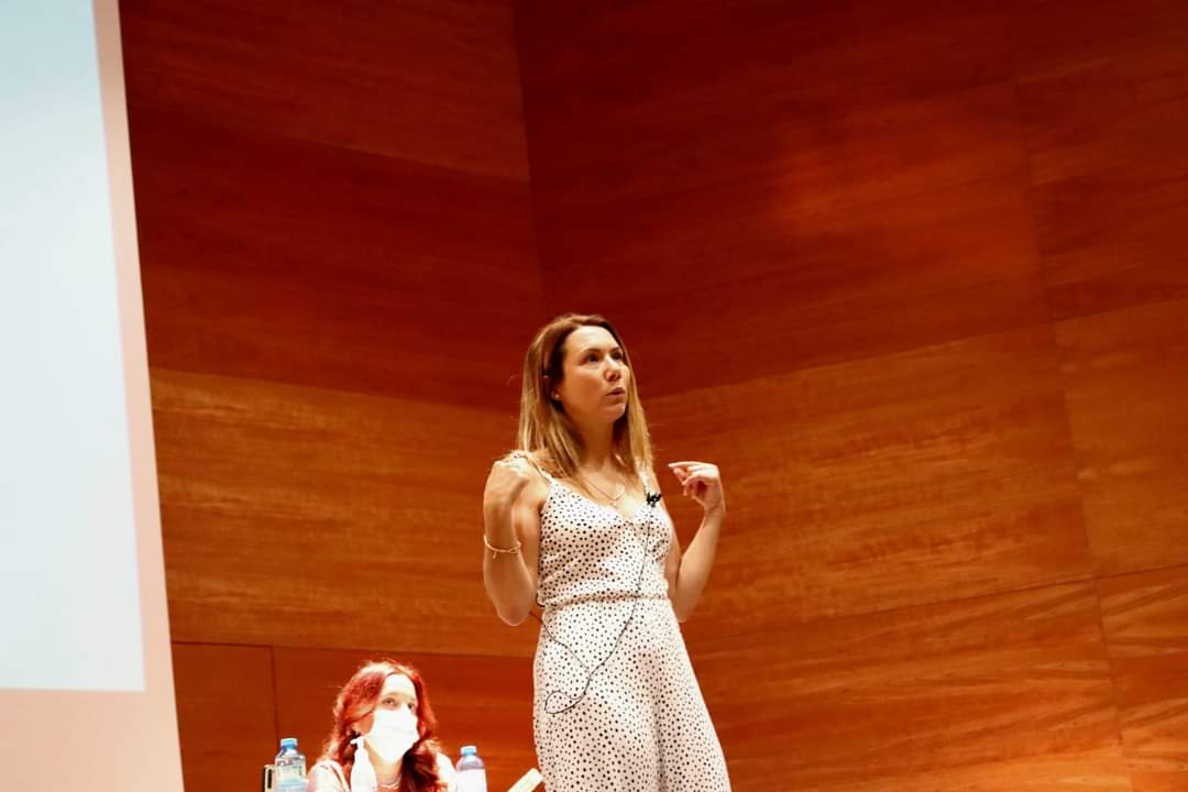 Mónica Lidón dando una ponencia en un auditorio
