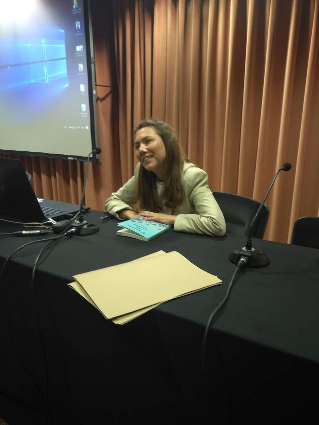 Mónica Lidón presentando su libro