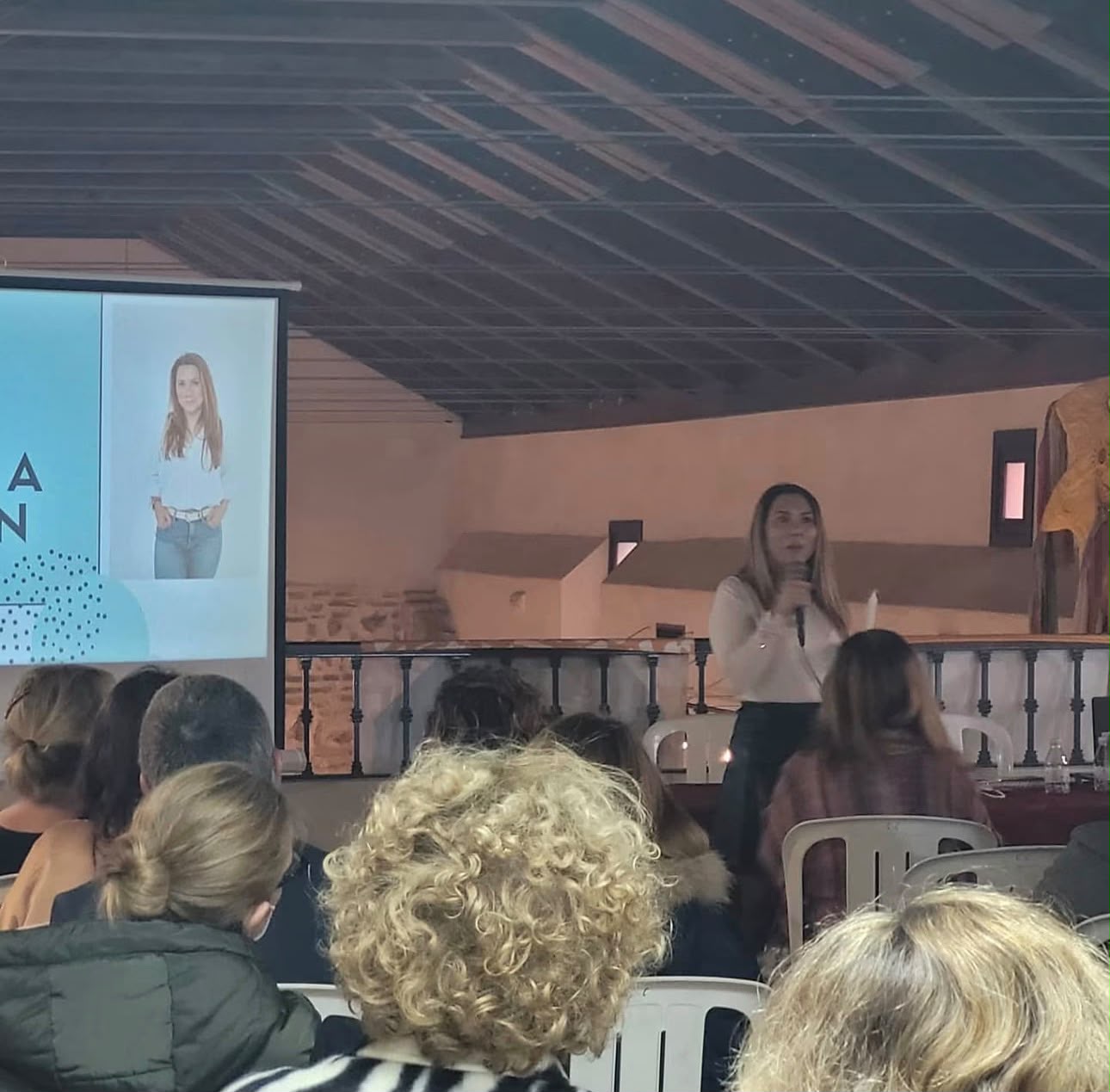 Mónica Lidón dando una ponencia
